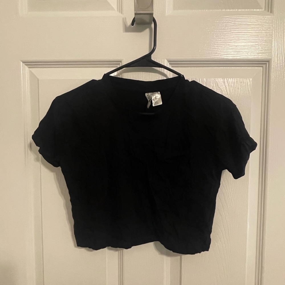 Cropped black tee shirt